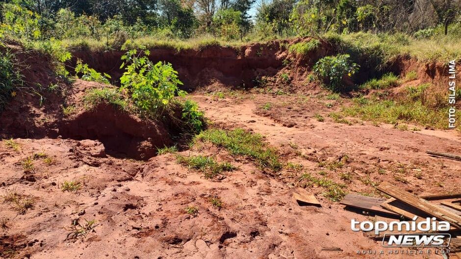 Terreno tem um enorme buraco bem no meio da propriedade