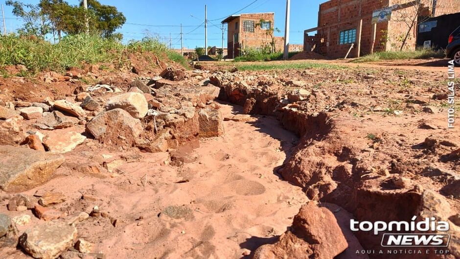 Terreno tem um enorme buraco bem no meio da propriedade