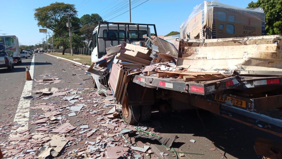 Veículo atingido pela carreta