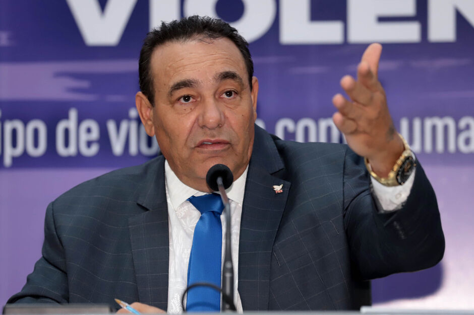 Vereador Carl&atilde;o durante sess&atilde;o na C&acirc;mara Municipal 
