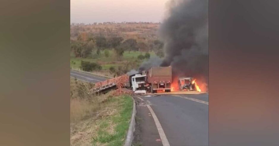 Um dos veículos pegou fogo após a batida