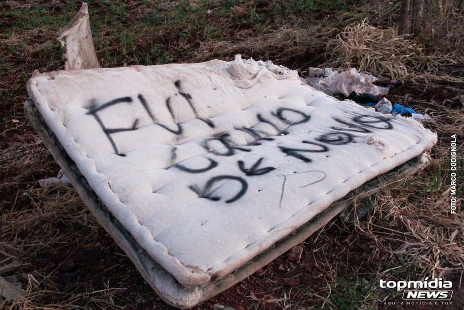 Colchão foi abandonado em uma das ruas próxima a Praça do Papa