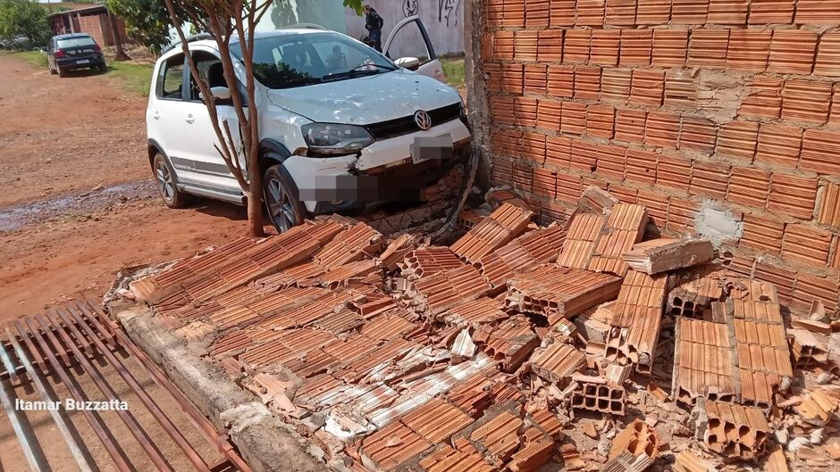Muro e port&atilde;o ca&iacute;ram com a pancada