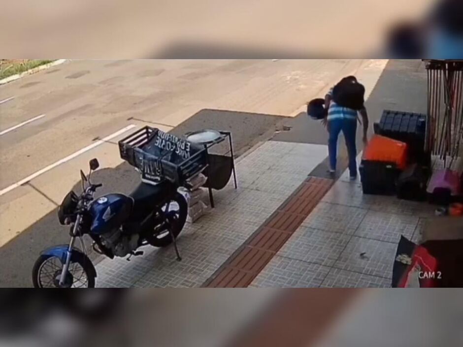 Momento em que a casinha &eacute; levada