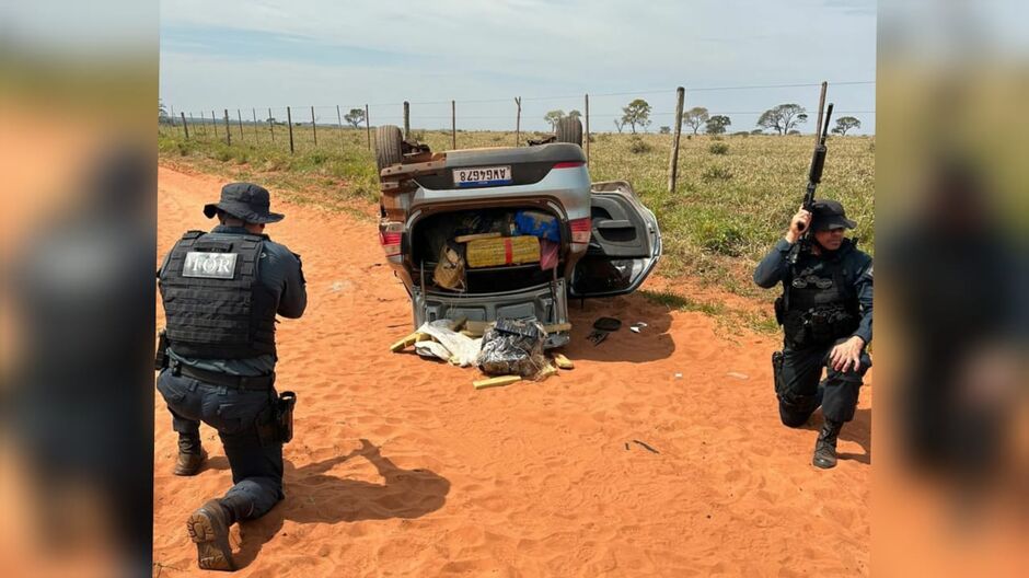 Carro capotado com várias drogas em seu interior