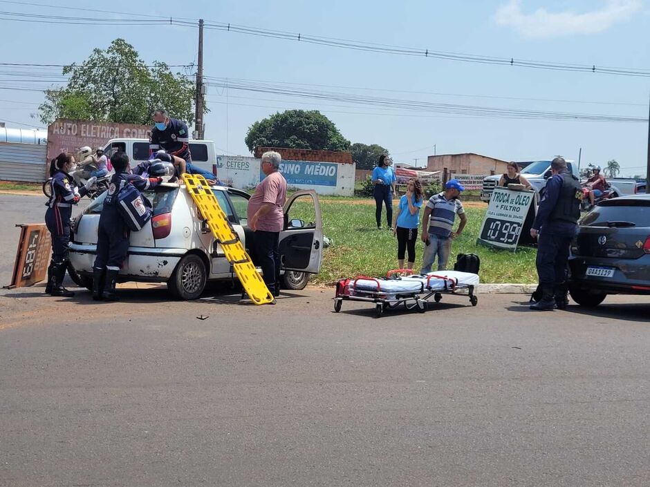 Motoqueiro precisou de alguns cuidados para ser retirado de cima do carro