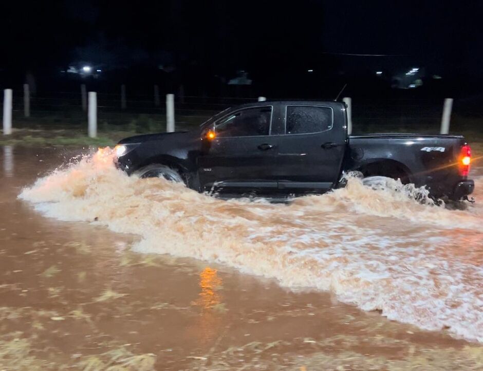 Idoso ficou pendurado em beira de ''buracão''