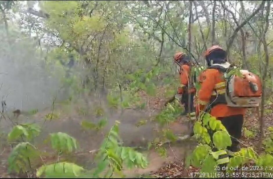 Bombeiros tiveram dificuldades e chuva ajudou