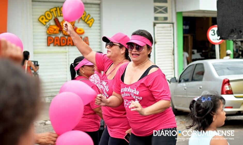 Professora Laura durante a Caminhada Rosa