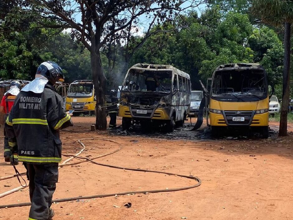 veículos ficaram totalmente destruídos