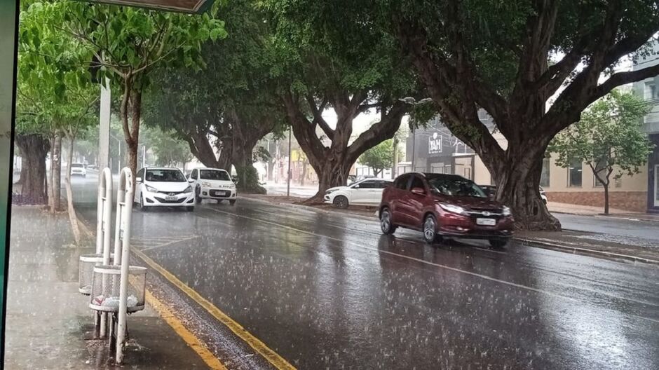 Chuva na região central de Campo Grande