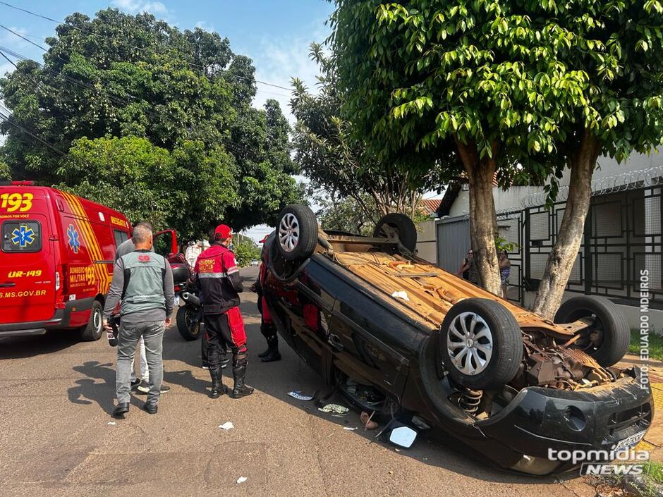 Apesar do susto, a motorista saiu sozinha do veículo