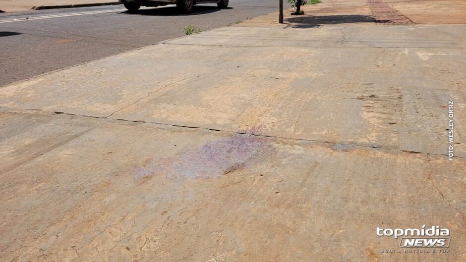 Marcas de sangue ficaram na calçada onde homem foi assassinado. Imagem ilustrativa
