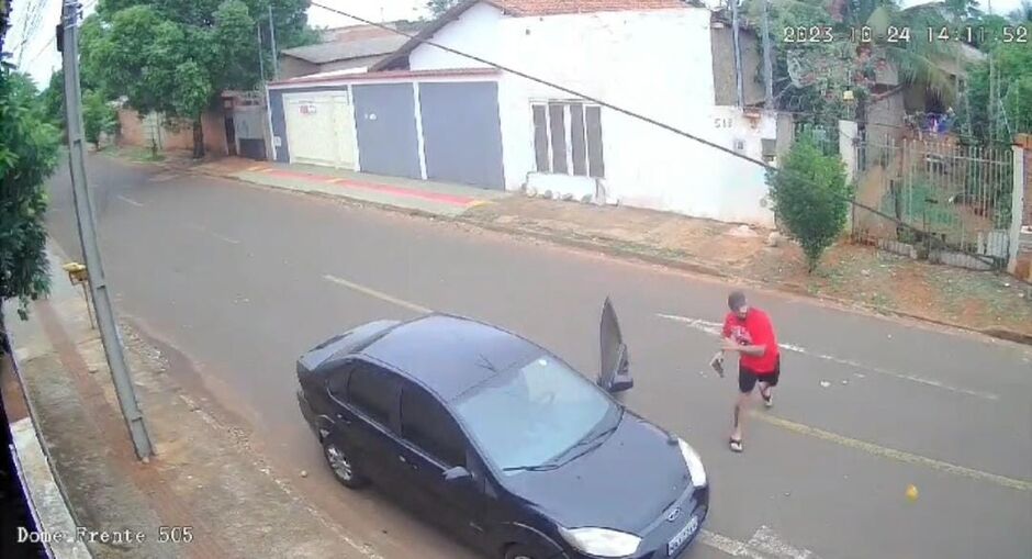 Helder jogou a manga contra a casa do PM e ainda o ameaçou com uma arma