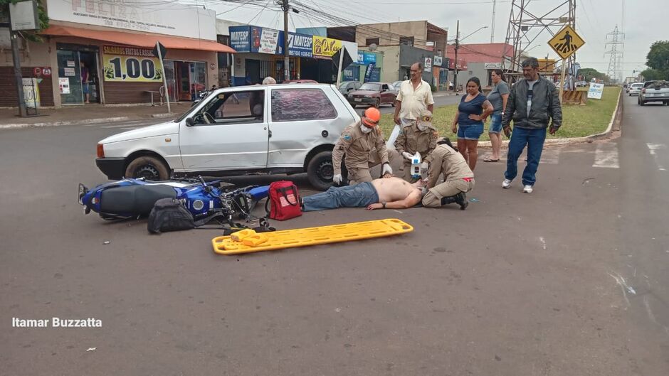 Vítima sendo atendida pela equipe de resgate