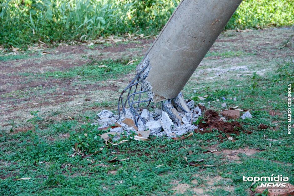 Poste caiu sob o muro da residência