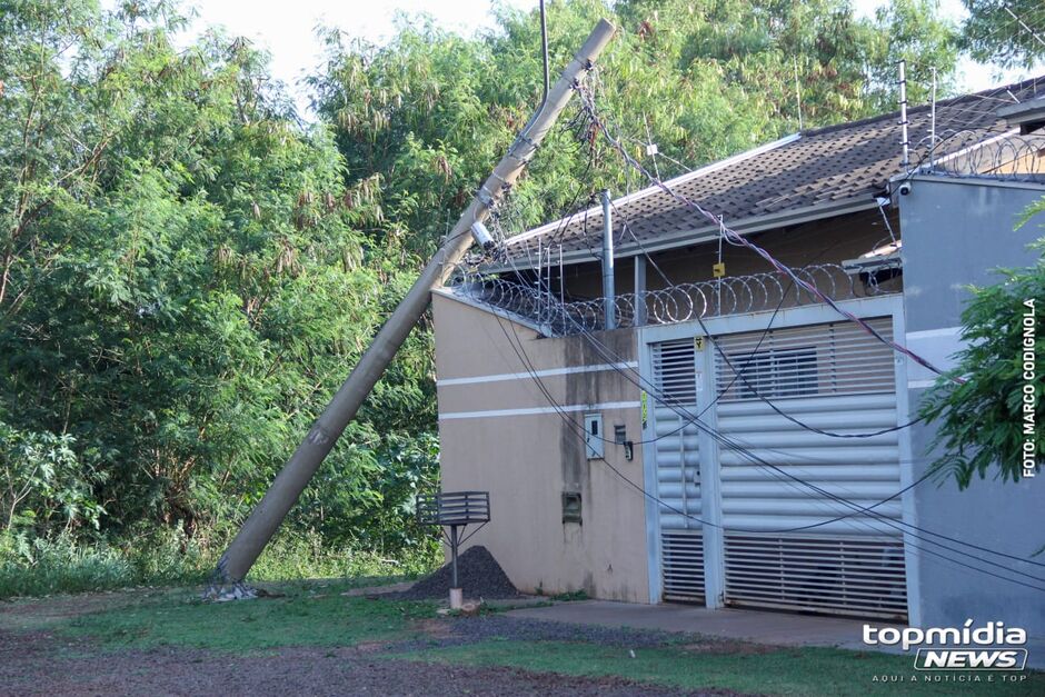 Poste caiu sob o muro da residência