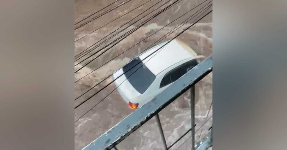 Moradores registraram momento em que o carro &eacute; levado pela correnteza 