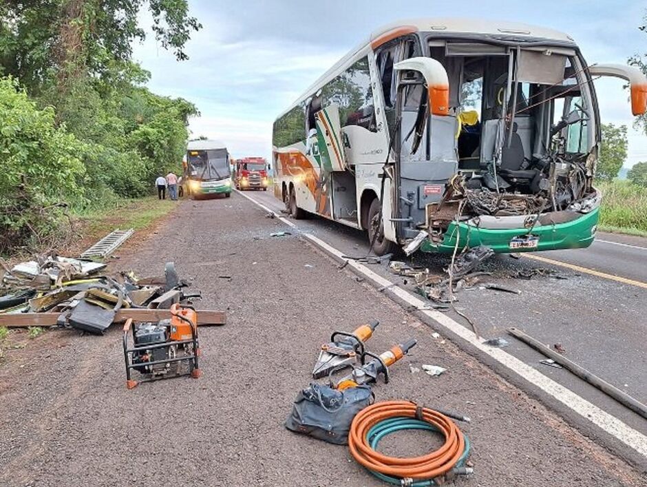 Batida deixou motorista e passageiras feridas 