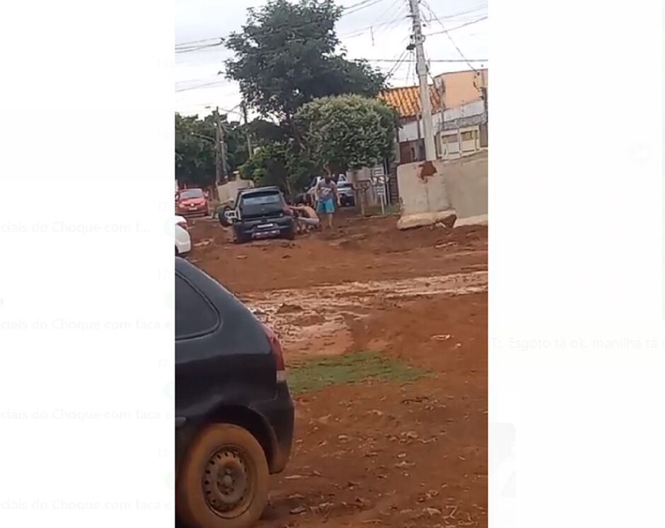 Chuva e terra de obras fez carro atolar 