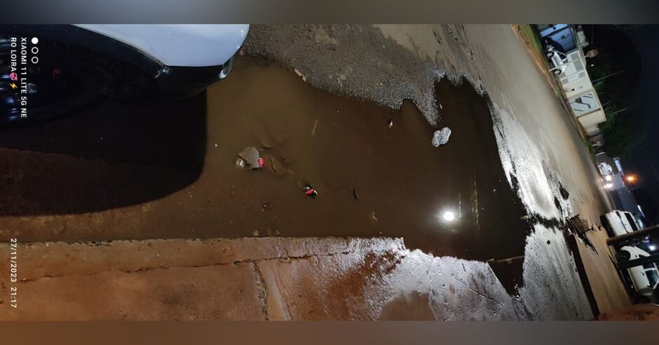 Poça d'água gera transtorno para comerciante na Vila Nasser