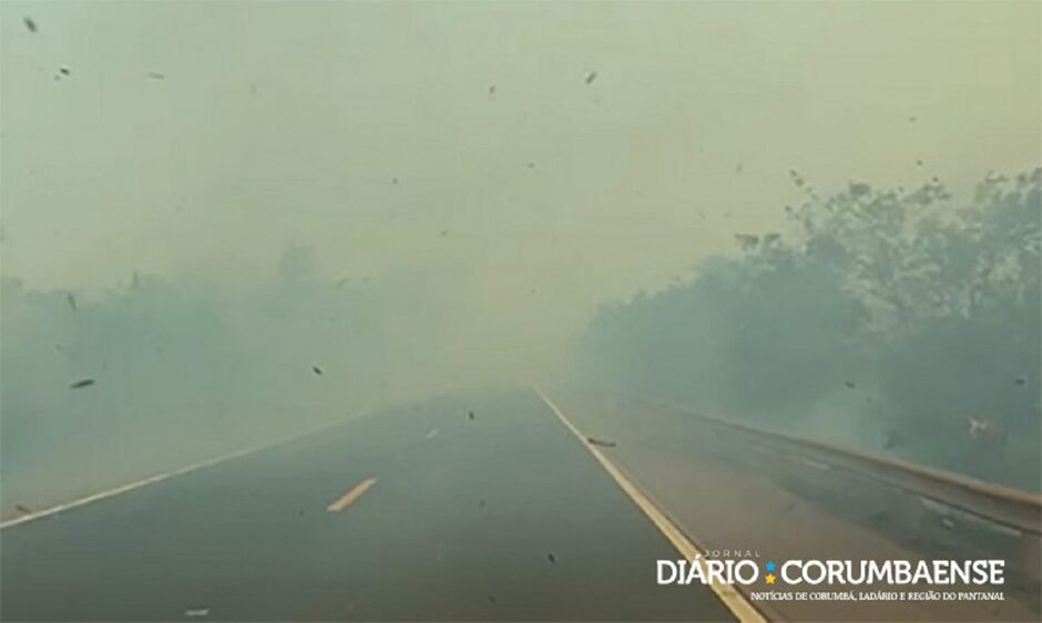 Fogo chegou a invadir pista da BR-262 