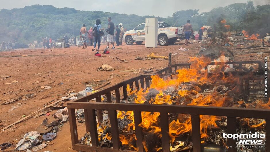 Barracos foram destruídos pelo incêndio na comunidade