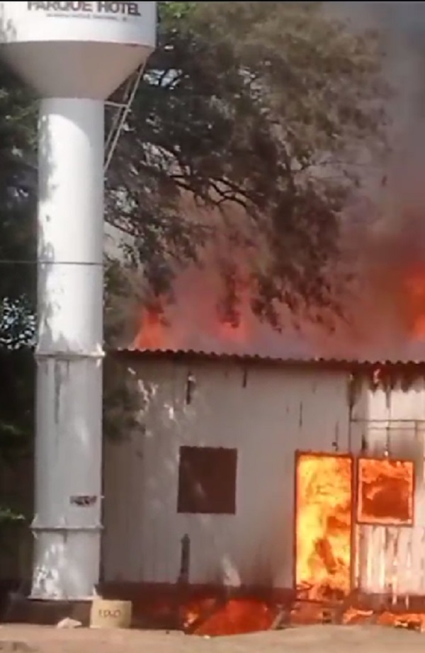 Bombeiros evitaram que fogo atingisse vizinhança