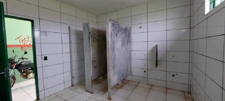 Jovens formaram barreira na porta do banheiro para casal fazer sexo