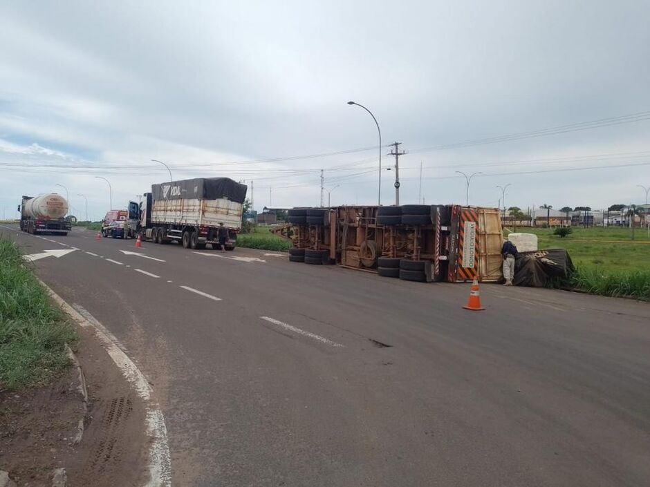 Parte da carreta ficou tombada na rodovia