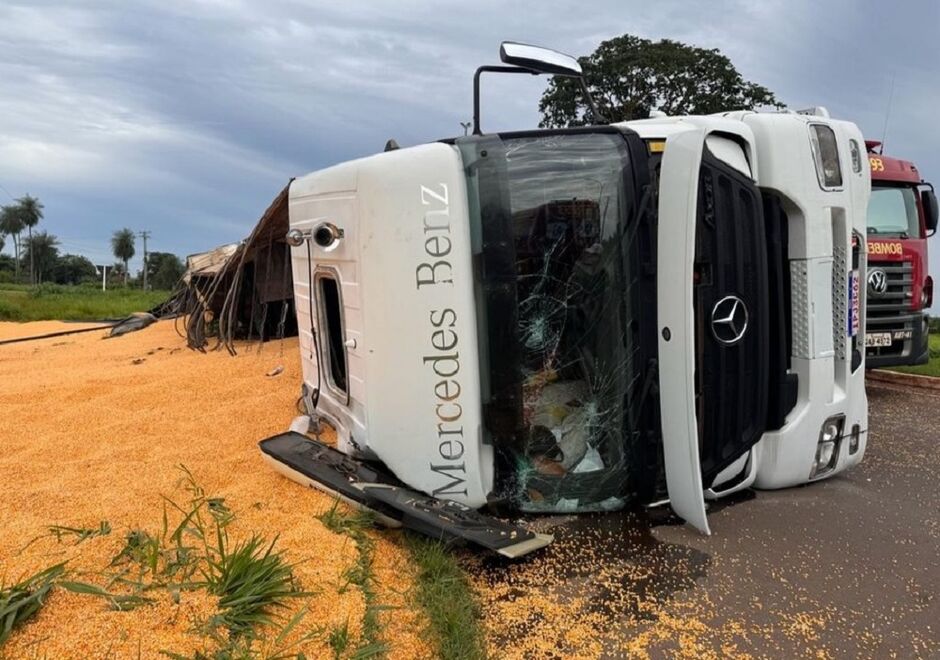 Carga de grãos ficou espalhada pela rodovia