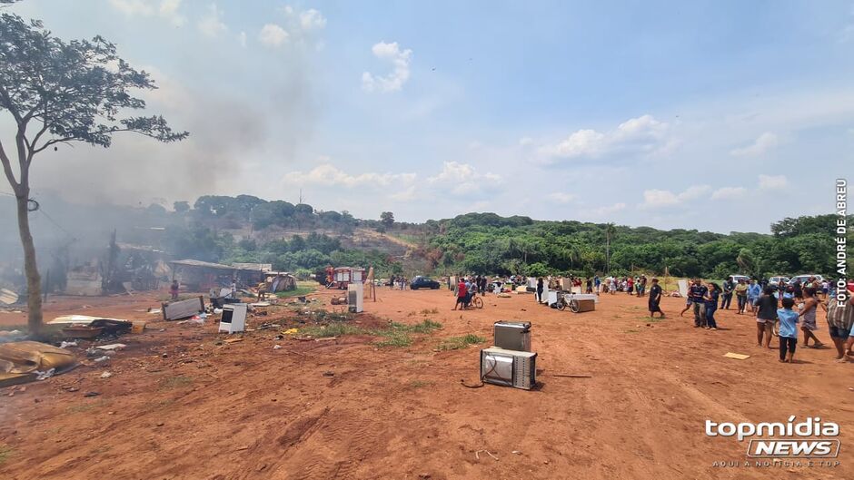 Fam&iacute;lias ficaram sem seus lares que foram destru&iacute;dos pelas chamas