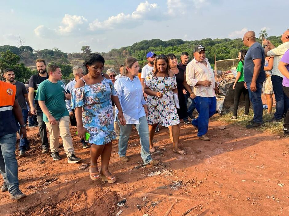 Prefeita visitou famílias atingida por incêndio na Favela do Mandela