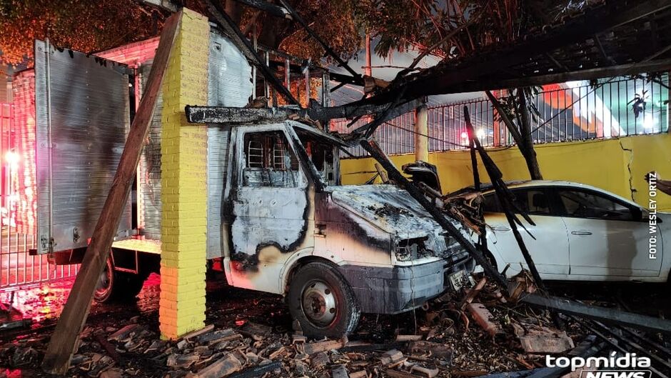 Um caminhão baú ficou completamente destruído