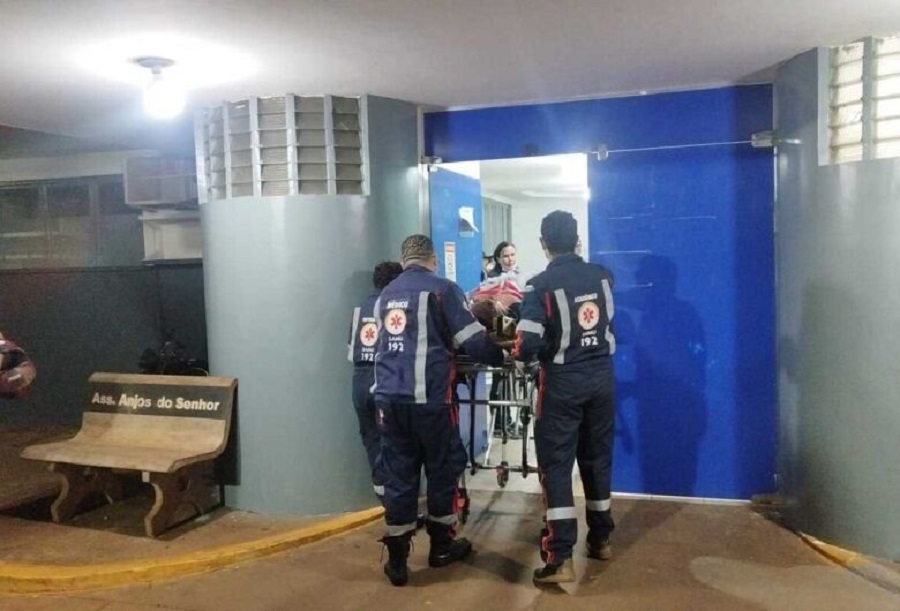 Vítima foi socorrida e desde então ficou internada