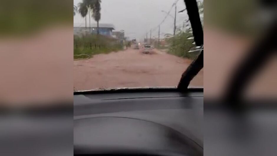 Motorista trafegou por mil metros de rua alagada 