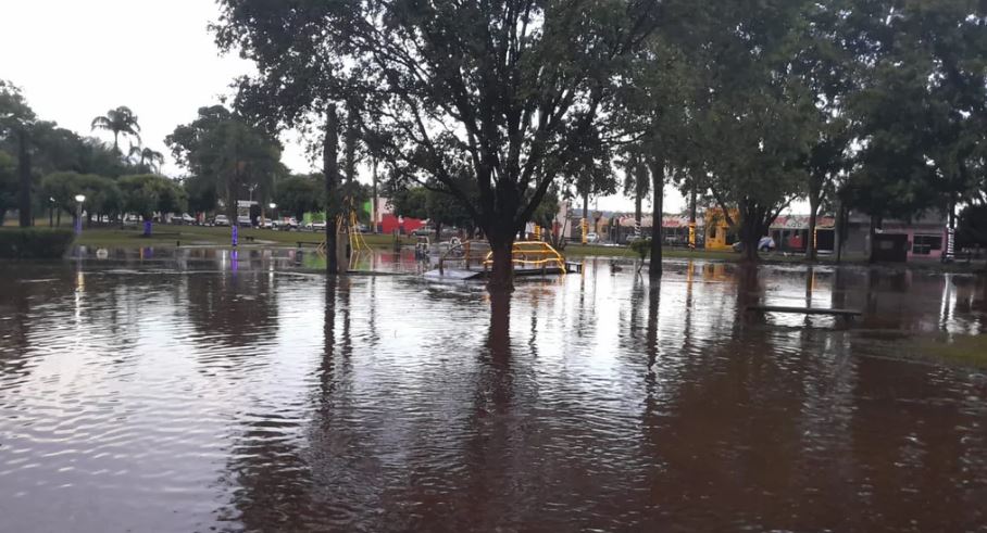 O Parque Elza Vendrame ficou tomado pela água da chuva