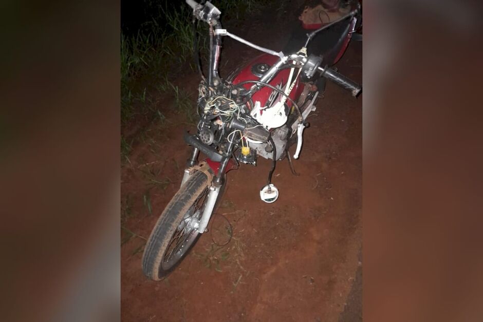 Moto ficou destruída com a batida