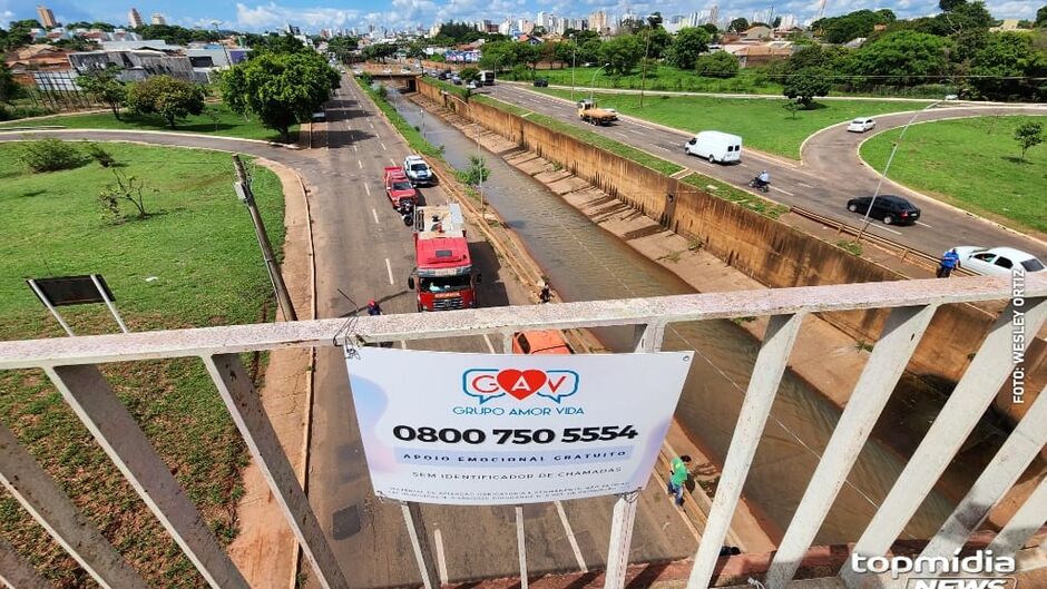 Local de onde homem pulou h&aacute; uma placa de ajuda