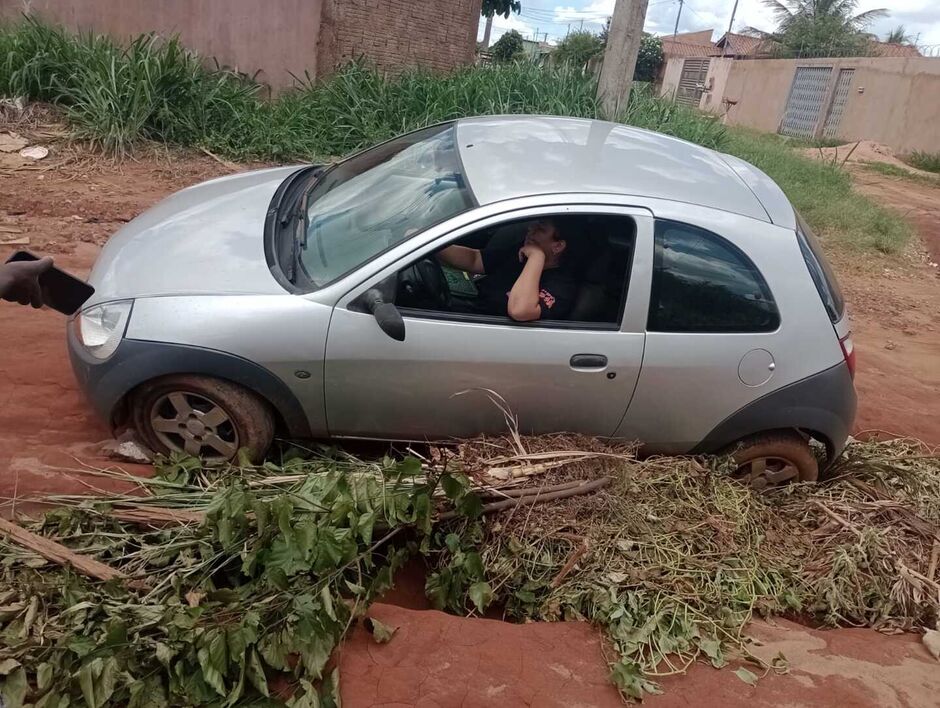 Moradora ficou com carro atolado até a chegada do guincho