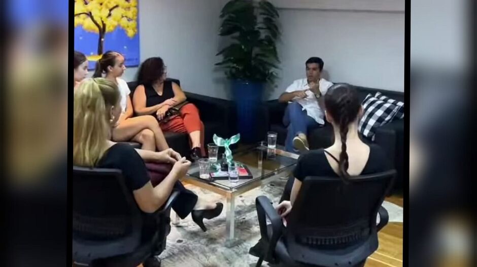 Beto Pereira conversa com bailarinas da Capital 