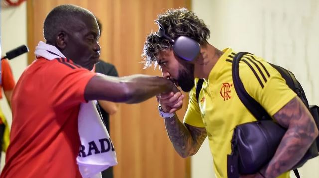 Denir recebe o carinho de Gabigol antes de jogo do Flamengo
