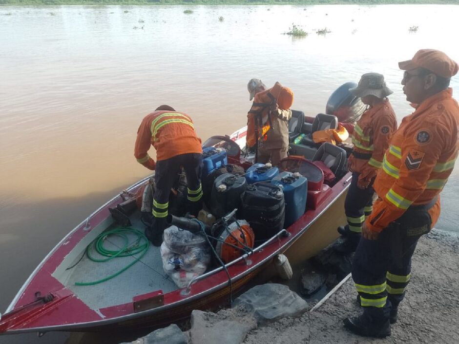Militares usam barcos para acessar locais difíceis 