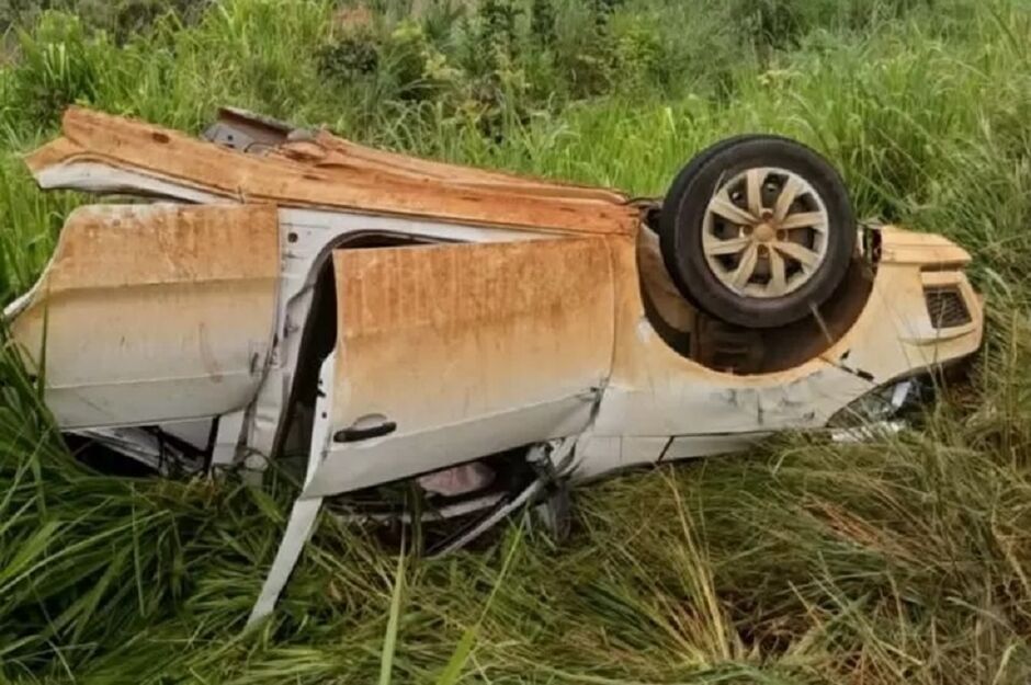 Carro partiu ao meio após a colisão