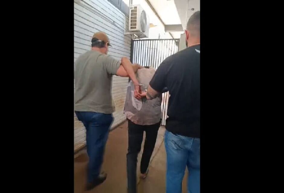 Momento em que Renildo &eacute; levado para a Delegacia de Pol&iacute;cia
