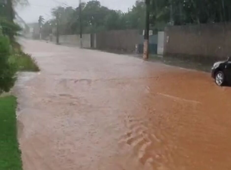 Chuva inundou a Avenida Márcio de Lima Nantes