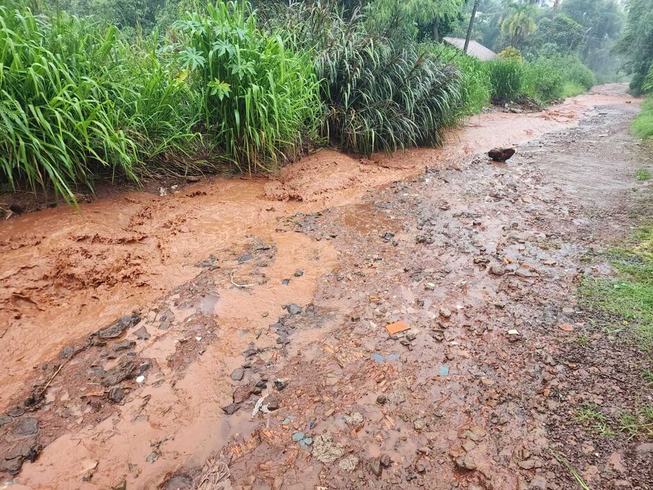 Com chuva ou sem, rua fica intransitável 