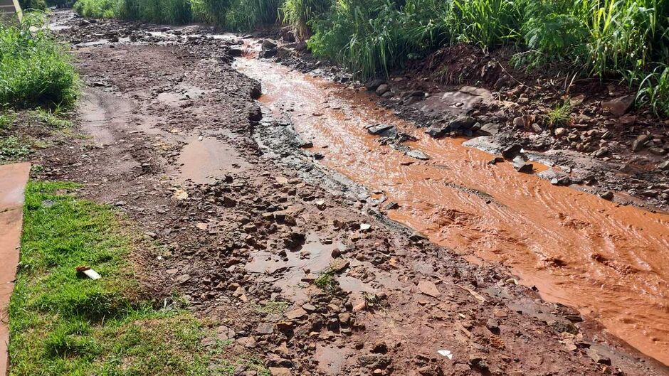 Com chuva ou sem, rua fica intransitável 