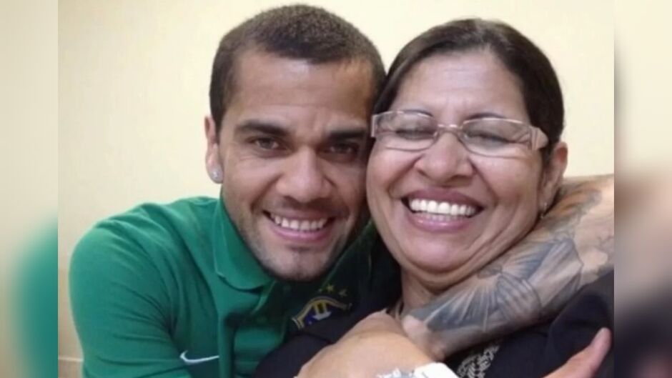 Daniel Alves e a mãe