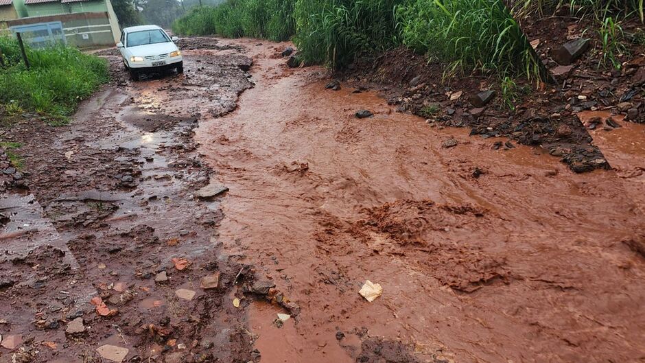 Com chuva ou sem, rua fica intransitável 